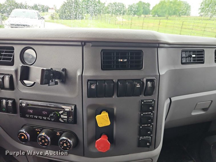 image for item EO4577 2016 Peterbilt 579 semi truck