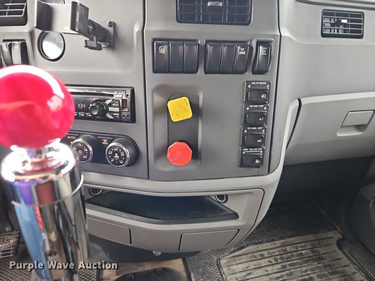 image for item EO4577 2016 Peterbilt 579 semi truck