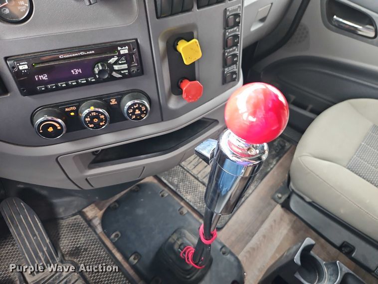 image for item EO4577 2016 Peterbilt 579 semi truck