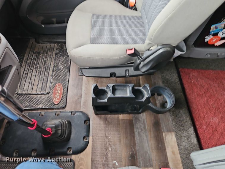 image for item EO4577 2016 Peterbilt 579 semi truck