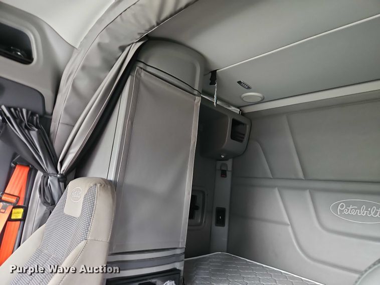 image for item EO4577 2016 Peterbilt 579 semi truck