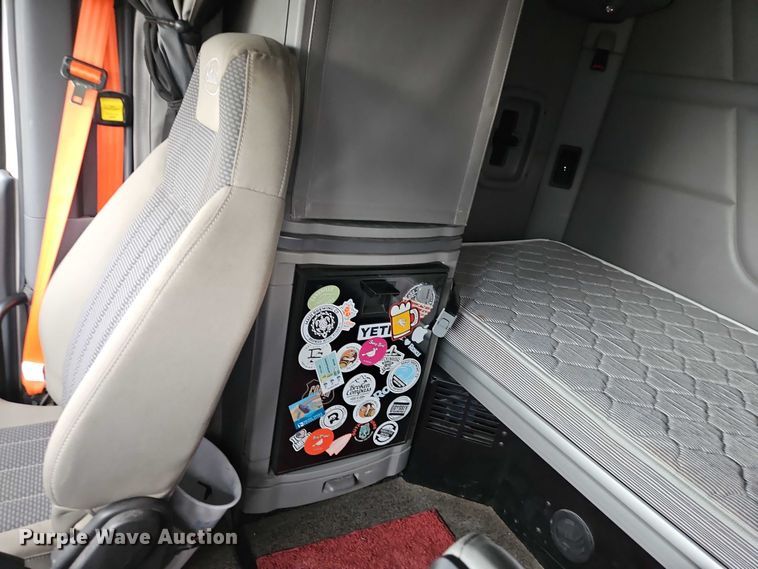 image for item EO4577 2016 Peterbilt 579 semi truck