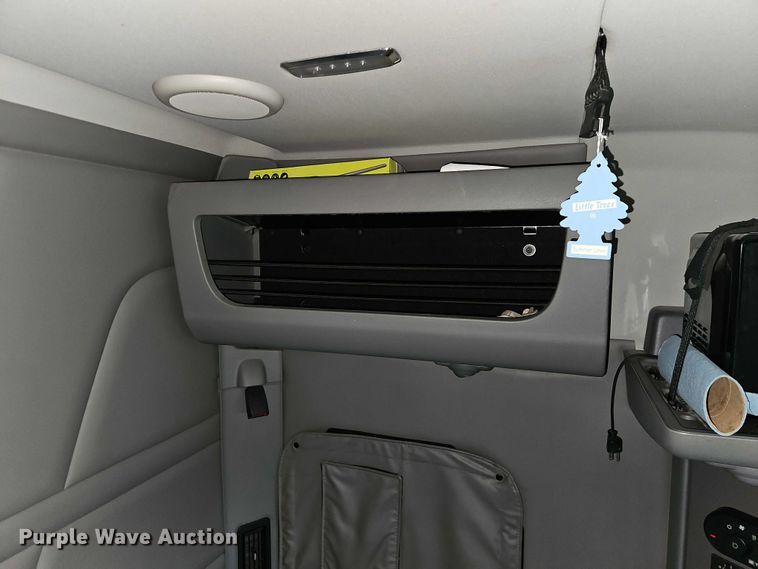 image for item EO4577 2016 Peterbilt 579 semi truck