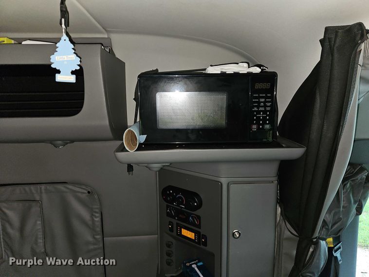 image for item EO4577 2016 Peterbilt 579 semi truck