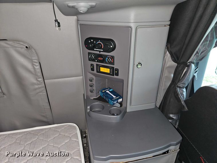 image for item EO4577 2016 Peterbilt 579 semi truck