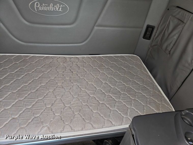 image for item EO4577 2016 Peterbilt 579 semi truck