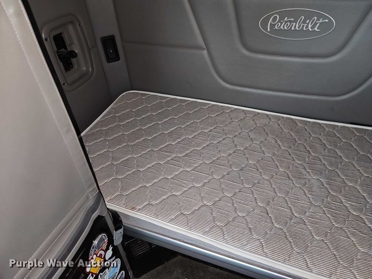 image for item EO4577 2016 Peterbilt 579 semi truck