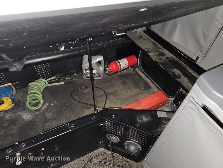 image for item EO4577 2016 Peterbilt 579 semi truck