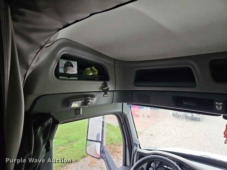 image for item EO4577 2016 Peterbilt 579 semi truck