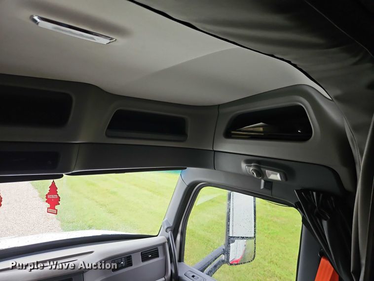 image for item EO4577 2016 Peterbilt 579 semi truck