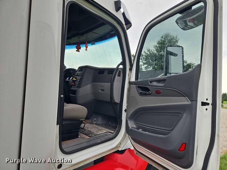 image for item EO4577 2016 Peterbilt 579 semi truck