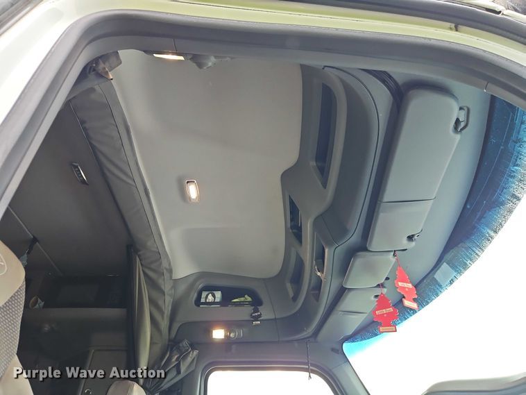 image for item EO4577 2016 Peterbilt 579 semi truck