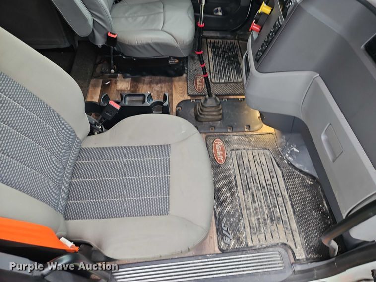 image for item EO4577 2016 Peterbilt 579 semi truck