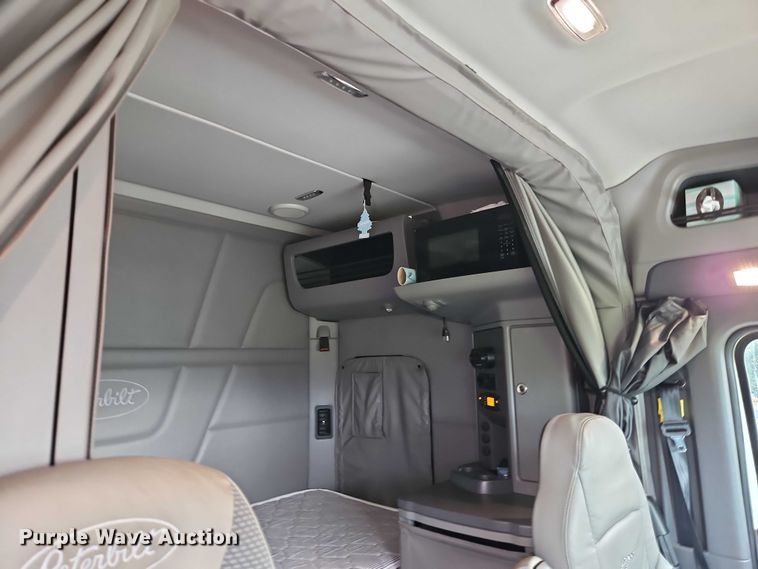 image for item EO4577 2016 Peterbilt 579 semi truck