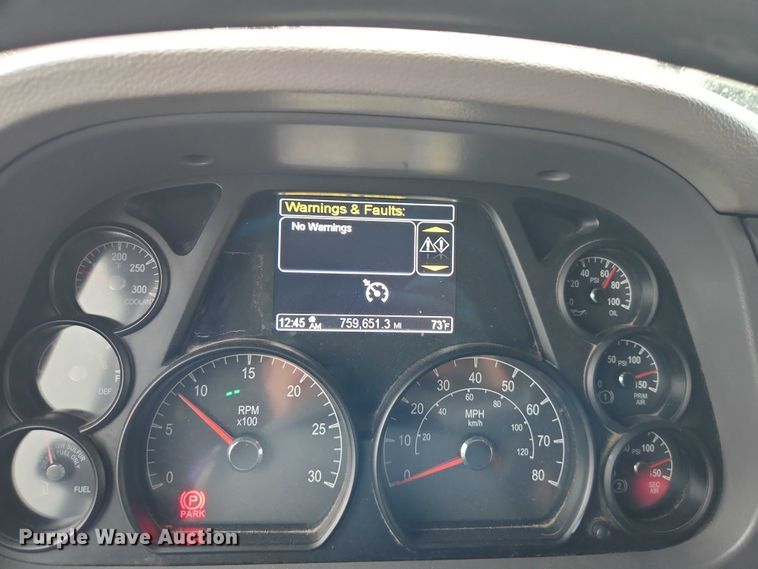 image for item EO4577 2016 Peterbilt 579 semi truck