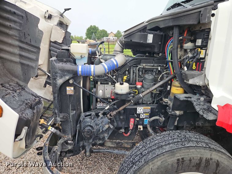 image for item EO4577 2016 Peterbilt 579 semi truck