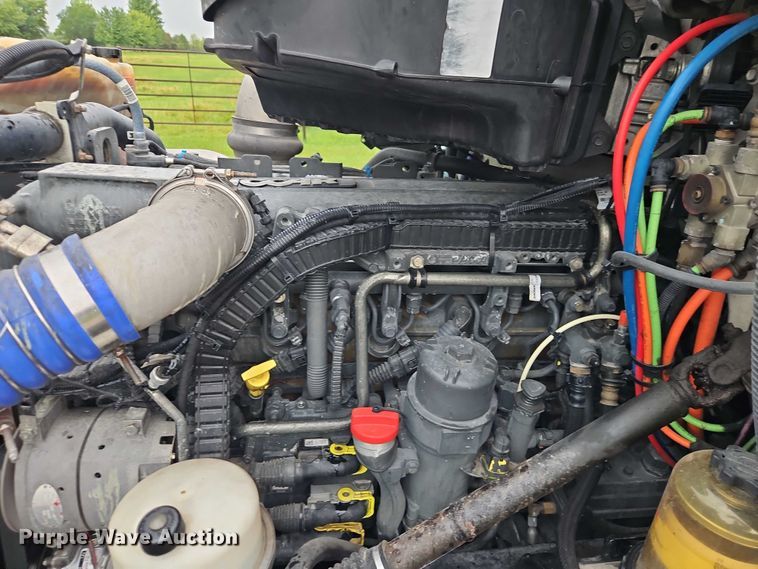 image for item EO4577 2016 Peterbilt 579 semi truck