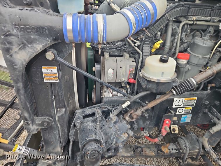 image for item EO4577 2016 Peterbilt 579 semi truck