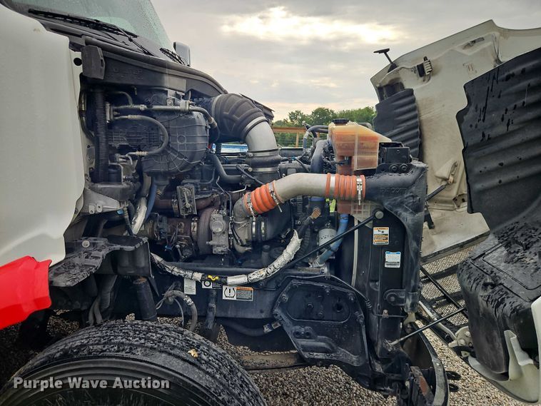 image for item EO4577 2016 Peterbilt 579 semi truck