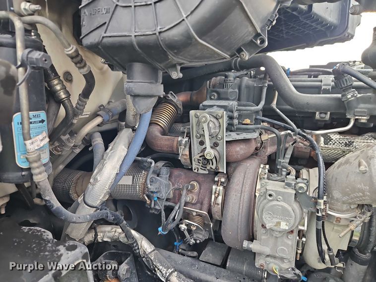 image for item EO4577 2016 Peterbilt 579 semi truck