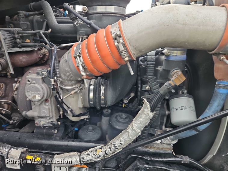 image for item EO4577 2016 Peterbilt 579 semi truck