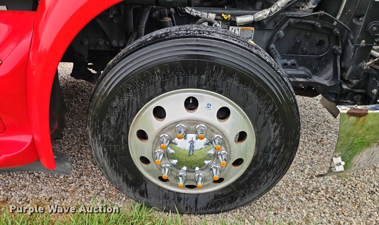 image for item EO4577 2016 Peterbilt 579 semi truck