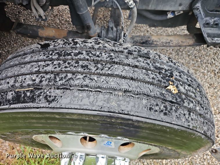 image for item EO4577 2016 Peterbilt 579 semi truck