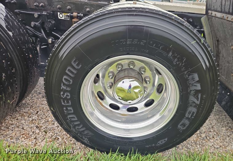 image for item EO4577 2016 Peterbilt 579 semi truck