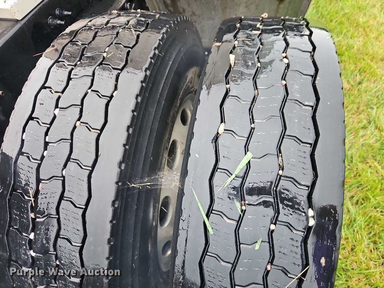 image for item EO4577 2016 Peterbilt 579 semi truck