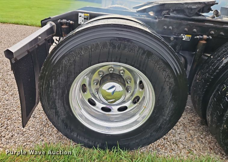 image for item EO4577 2016 Peterbilt 579 semi truck