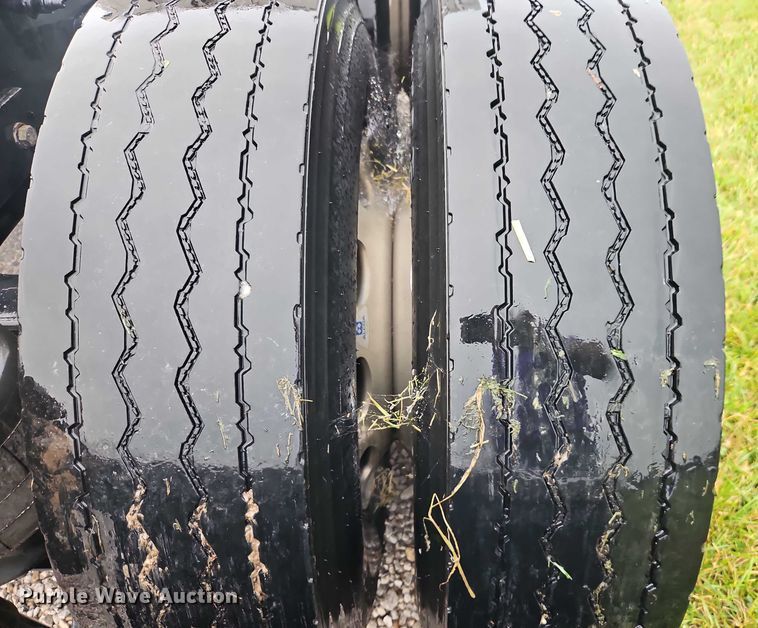 image for item EO4577 2016 Peterbilt 579 semi truck