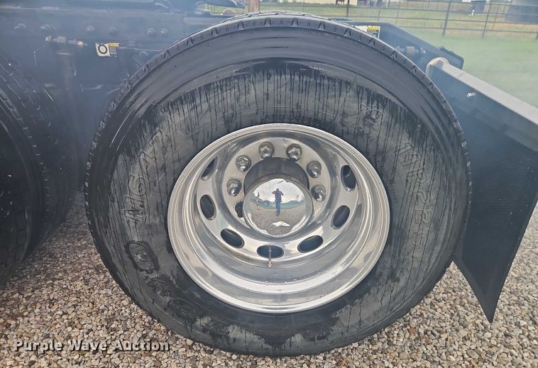 image for item EO4577 2016 Peterbilt 579 semi truck