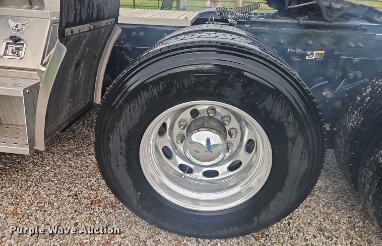 image for item EO4577 2016 Peterbilt 579 semi truck