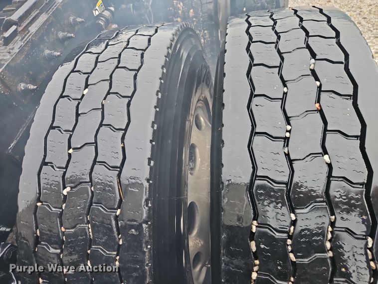 image for item EO4577 2016 Peterbilt 579 semi truck