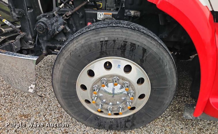 image for item EO4577 2016 Peterbilt 579 semi truck