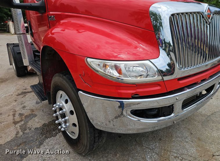 image for item EO4578 2021 International MV607 semi truck