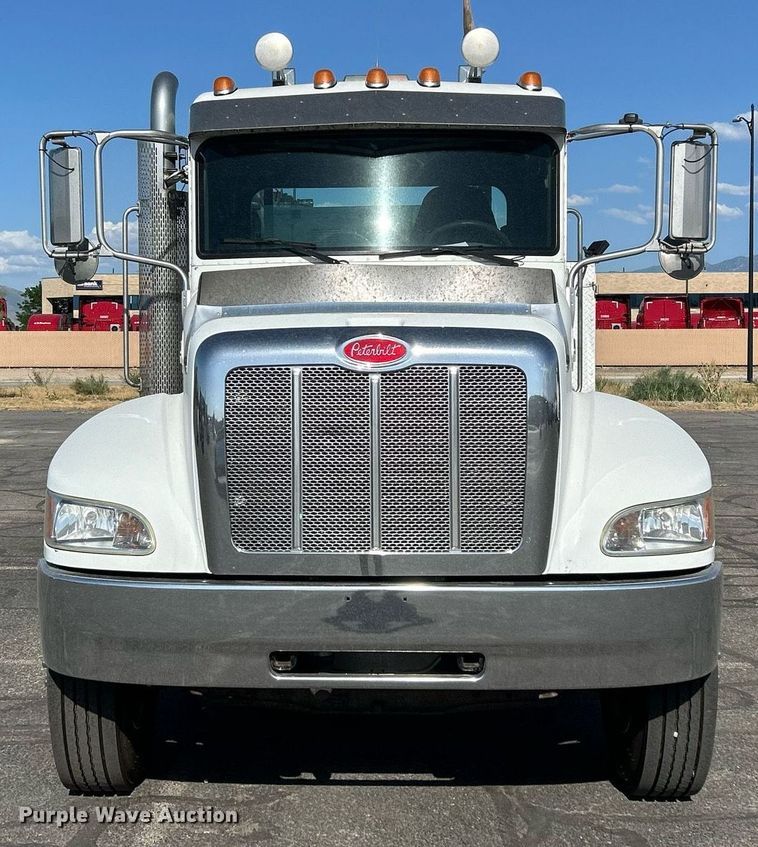 image for item EQ0512 2016 Peterbilt 337 utility / service truck