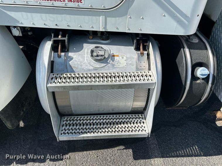 image for item EQ0512 2016 Peterbilt 337 utility / service truck