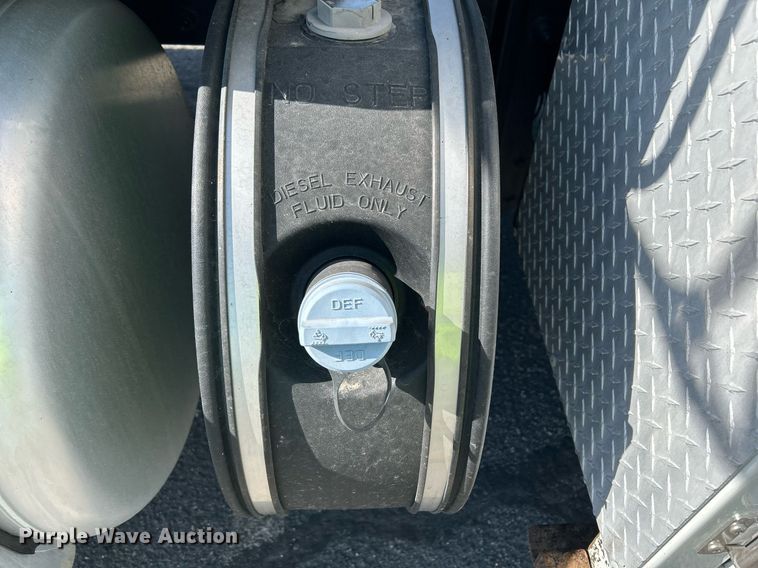 image for item EQ0512 2016 Peterbilt 337 utility / service truck