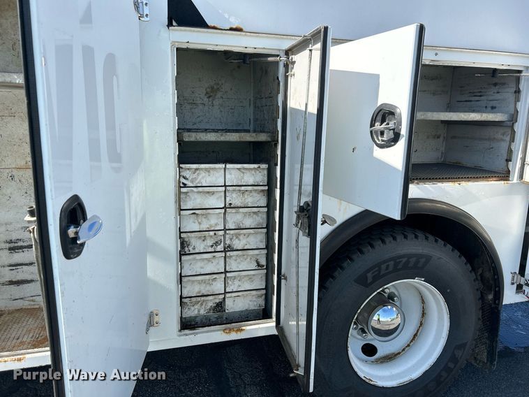 image for item EQ0512 2016 Peterbilt 337 utility / service truck