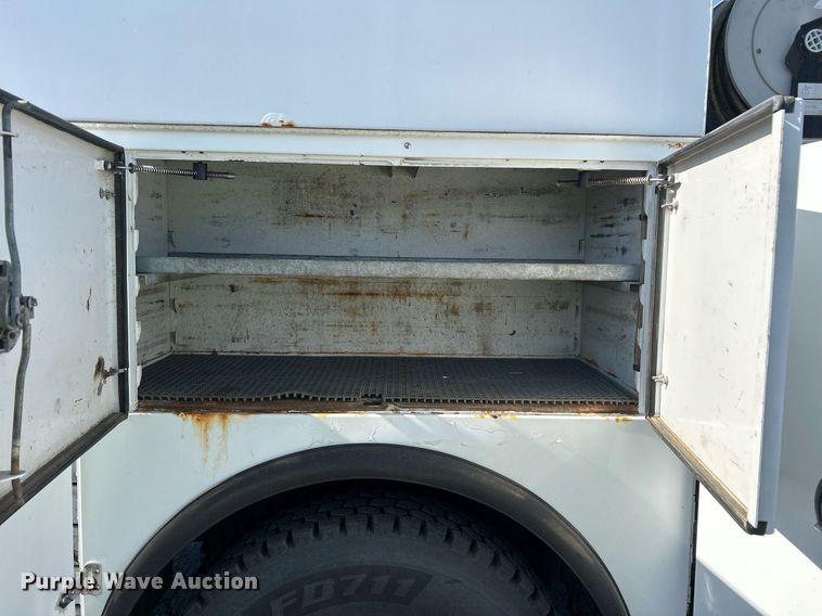 image for item EQ0512 2016 Peterbilt 337 utility / service truck