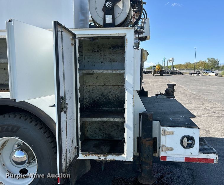 image for item EQ0512 2016 Peterbilt 337 utility / service truck