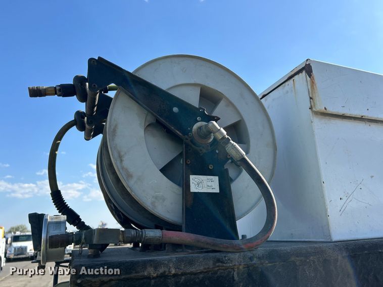 image for item EQ0512 2016 Peterbilt 337 utility / service truck