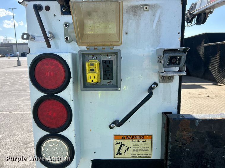 image for item EQ0512 2016 Peterbilt 337 utility / service truck