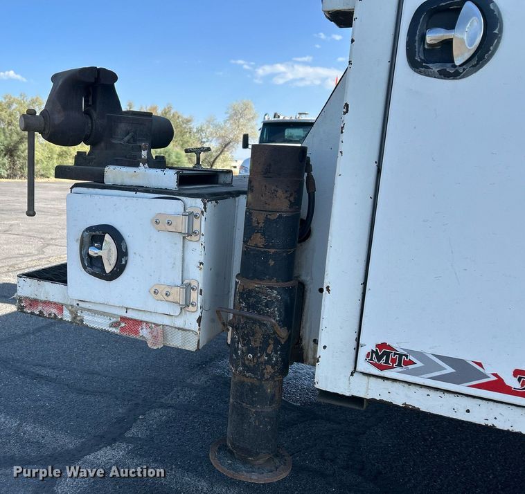 image for item EQ0512 2016 Peterbilt 337 utility / service truck