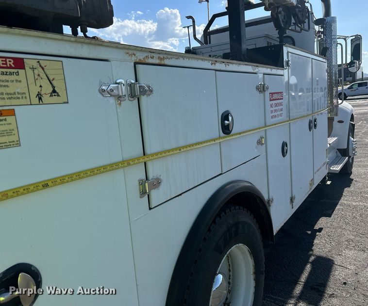 image for item EQ0512 2016 Peterbilt 337 utility / service truck