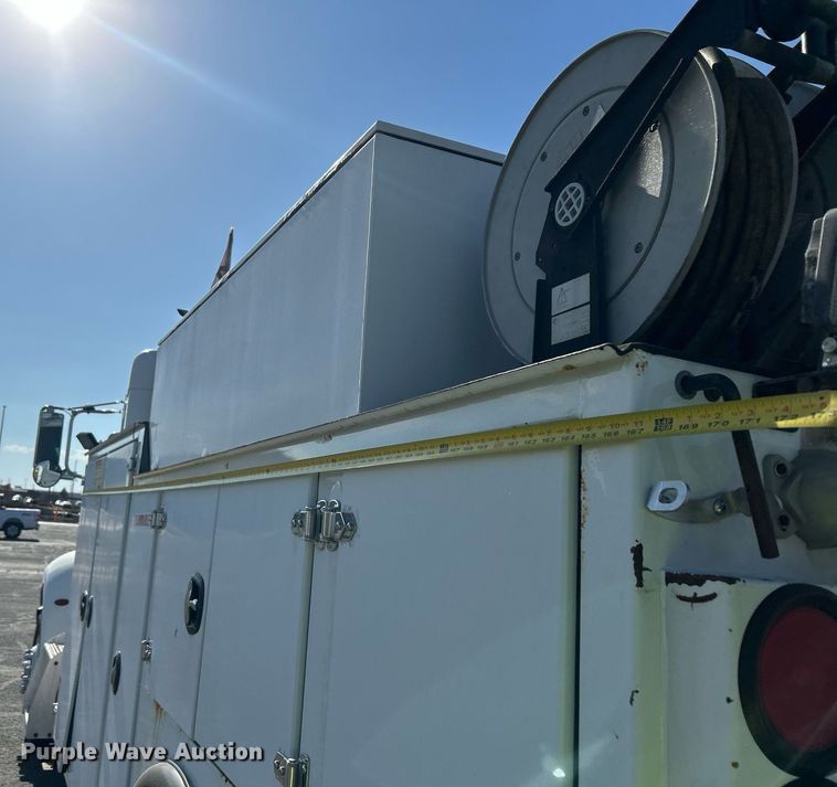 image for item EQ0512 2016 Peterbilt 337 utility / service truck