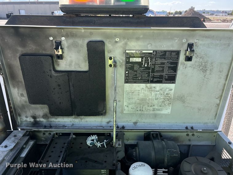 image for item EQ0512 2016 Peterbilt 337 utility / service truck