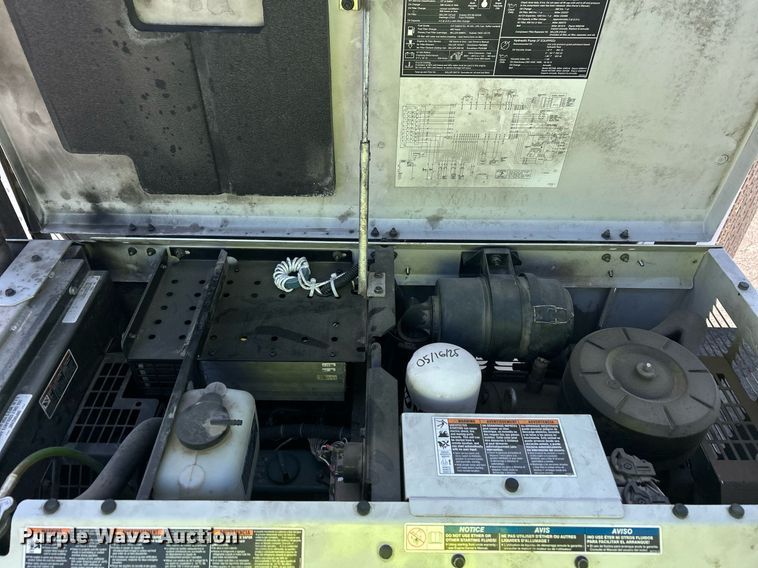 image for item EQ0512 2016 Peterbilt 337 utility / service truck