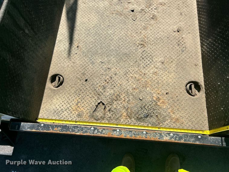 image for item EQ0512 2016 Peterbilt 337 utility / service truck